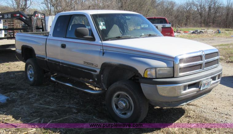 image for item Z9263 1998 Dodge Ram 2500 Quad Cab pickup truck