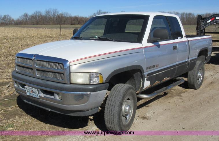 image for item Z9263 1998 Dodge Ram 2500 Quad Cab pickup truck