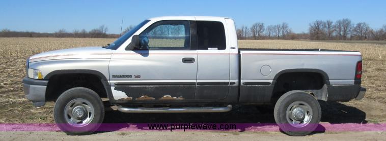 image for item Z9263 1998 Dodge Ram 2500 Quad Cab pickup truck
