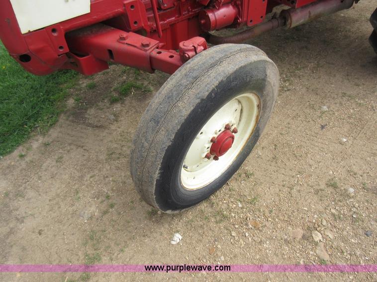 image for item AC9277 International 454 tractor