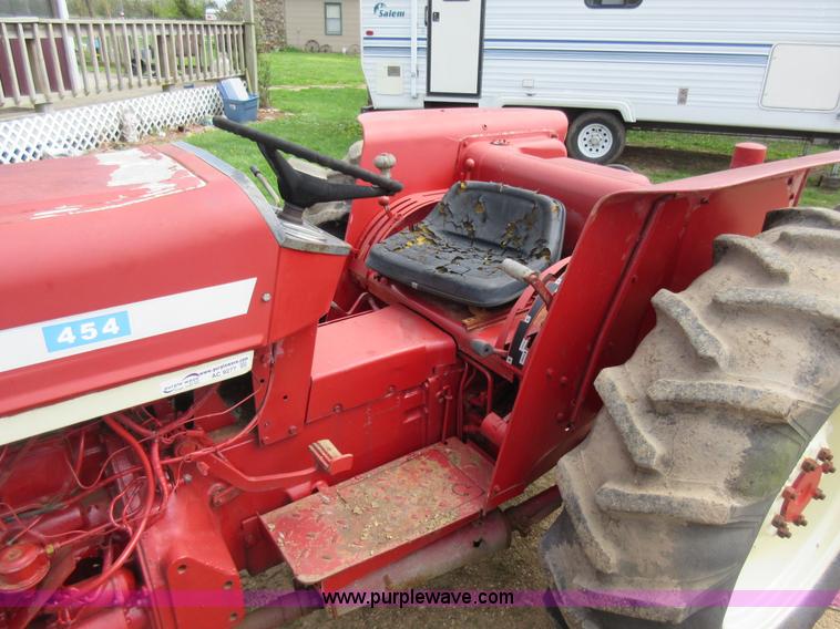 image for item AC9277 International 454 tractor