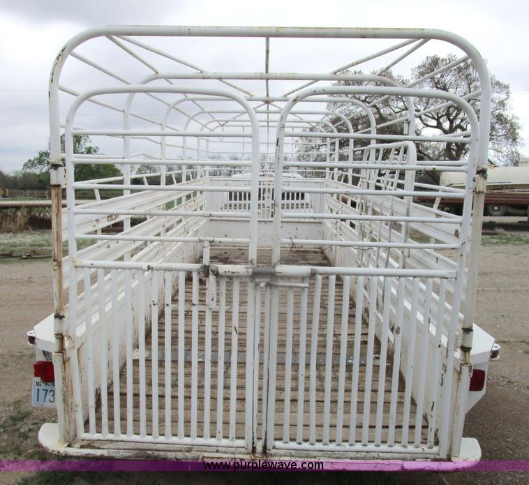 image for item D2411 1972 Gooseneck 7220 stock trailer