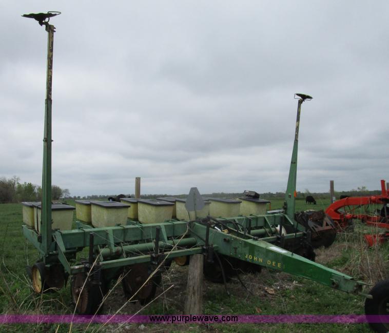 image for item D2412 John Deere 7000 planter