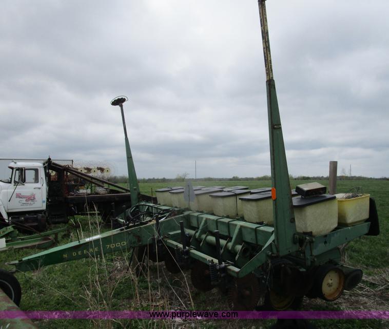 image for item D2412 John Deere 7000 planter