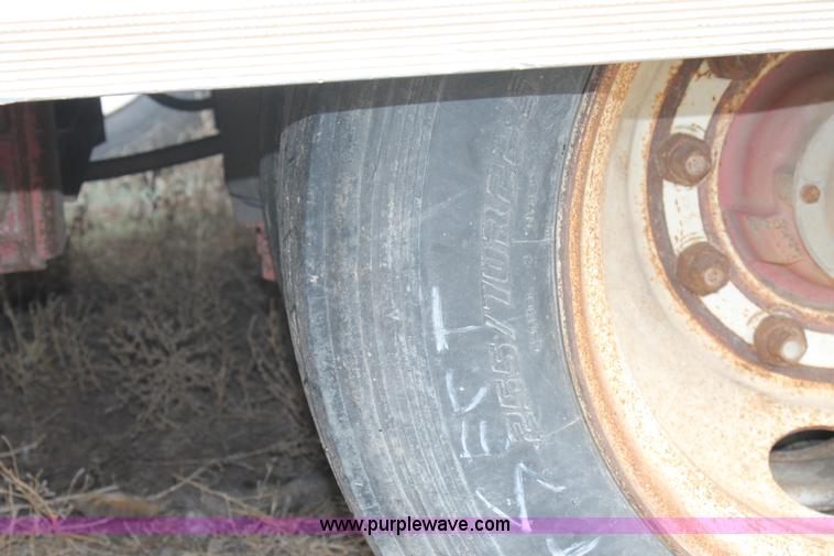 image for item H1529 1992 Wilson Muv-All drop deck trailer