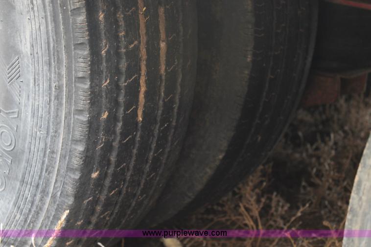 image for item H1529 1992 Wilson Muv-All drop deck trailer