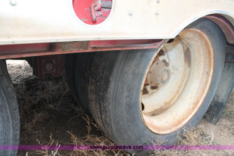 image for item H1529 1992 Wilson Muv-All drop deck trailer