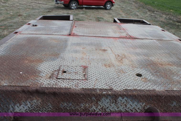 image for item H1529 1992 Wilson Muv-All drop deck trailer