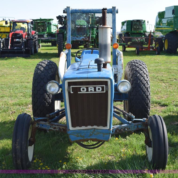 image for item H5142 1977 Ford 3600 tractor