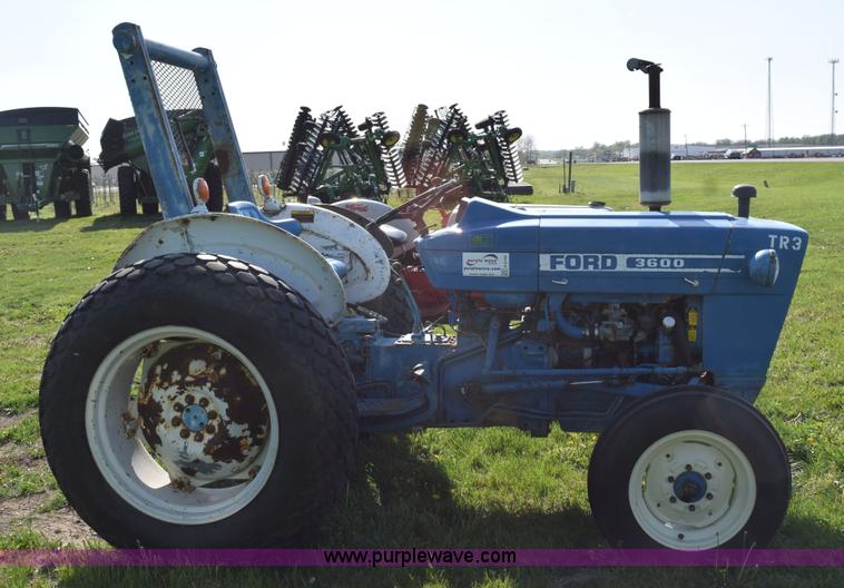 image for item H5142 1977 Ford 3600 tractor