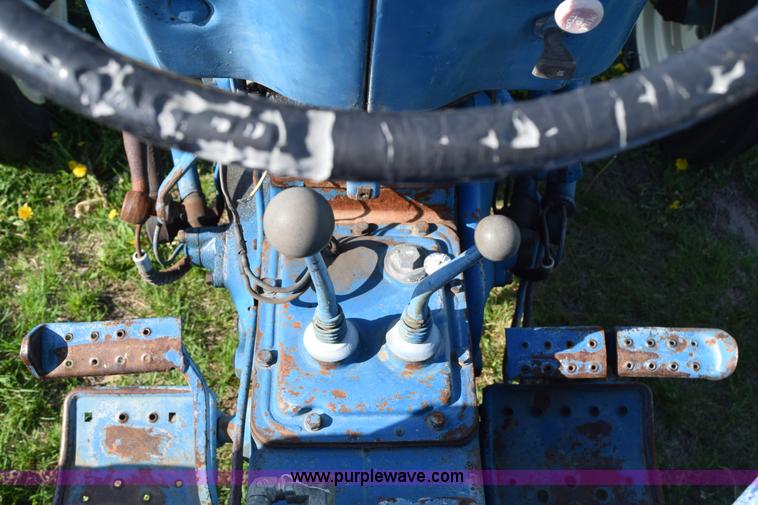 image for item H5142 1977 Ford 3600 tractor