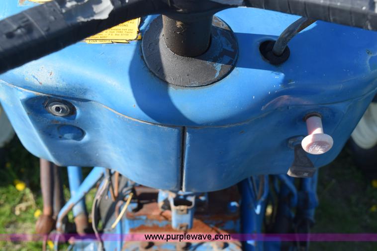 image for item H5142 1977 Ford 3600 tractor