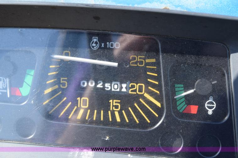 image for item H5142 1977 Ford 3600 tractor