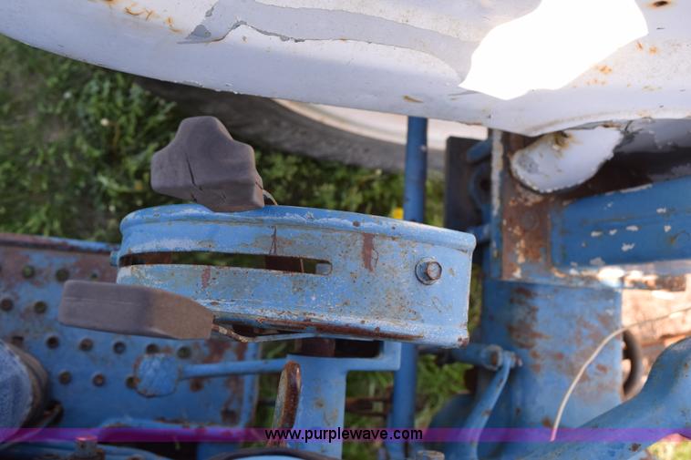 image for item H5142 1977 Ford 3600 tractor