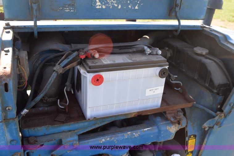 image for item H5142 1977 Ford 3600 tractor