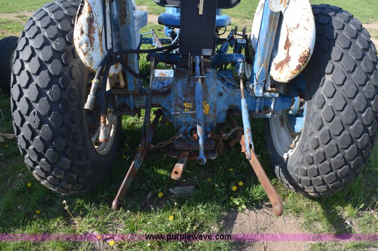 image for item H5142 1977 Ford 3600 tractor