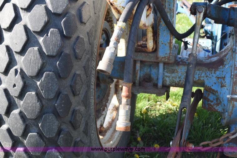 image for item H5142 1977 Ford 3600 tractor