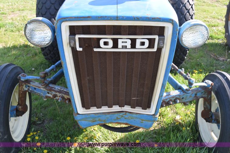 image for item H5142 1977 Ford 3600 tractor