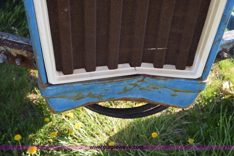 image for item H5142 1977 Ford 3600 tractor