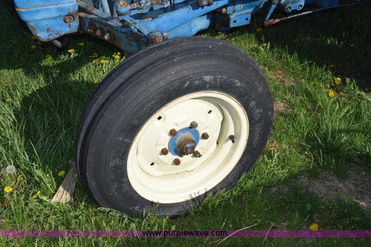 image for item H5142 1977 Ford 3600 tractor