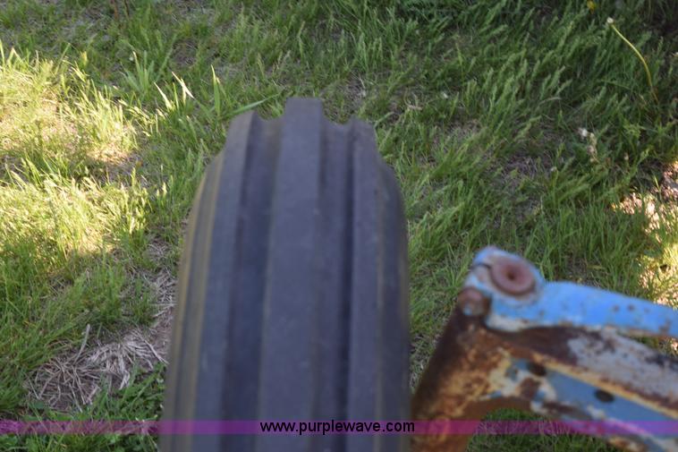 image for item H5142 1977 Ford 3600 tractor