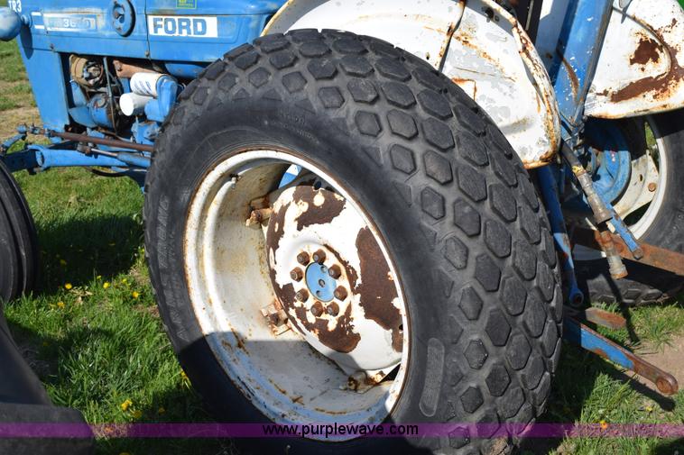 image for item H5142 1977 Ford 3600 tractor