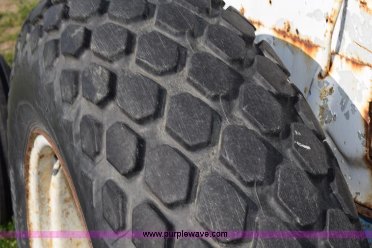 image for item H5142 1977 Ford 3600 tractor