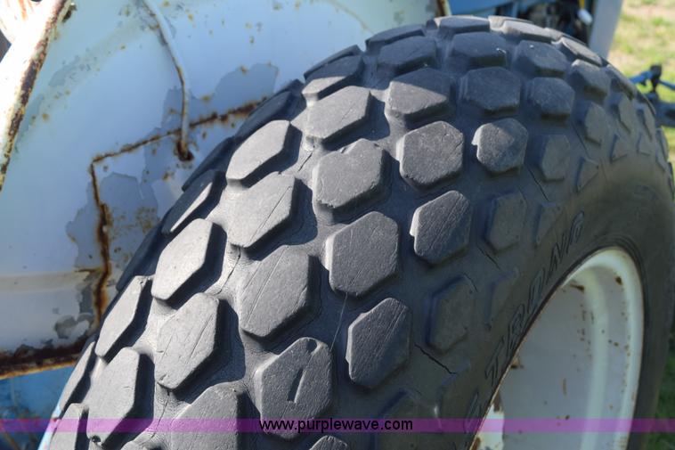 image for item H5142 1977 Ford 3600 tractor