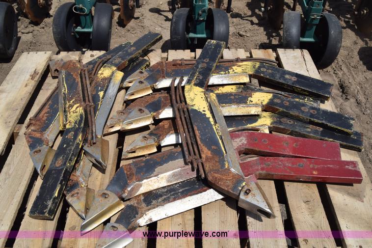 image for item H8608 Twin Diamond Strip Cat strip tiller