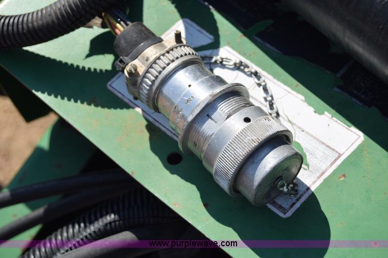 image for item H8619 1998 John Deere 566 round baler