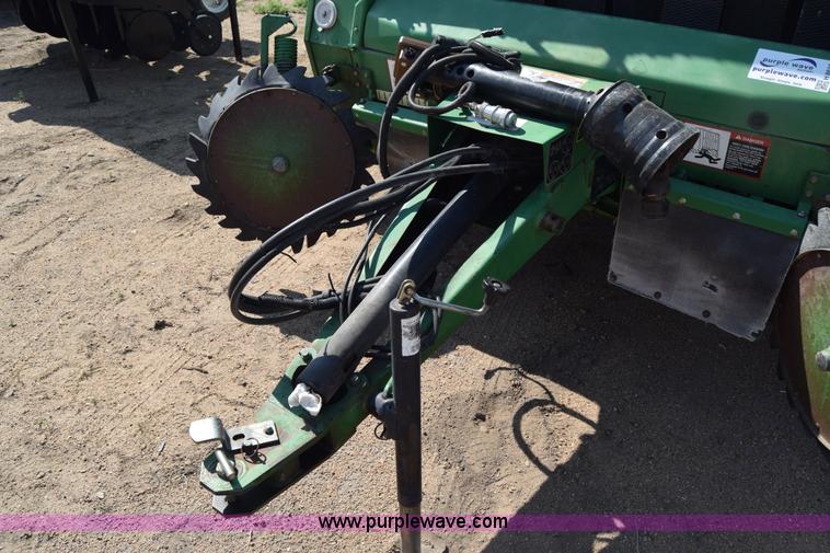 image for item H8619 1998 John Deere 566 round baler