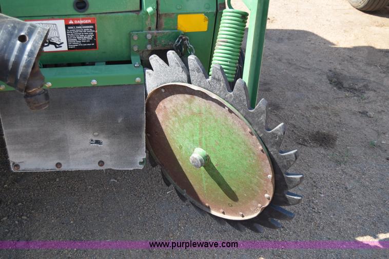 image for item H8619 1998 John Deere 566 round baler