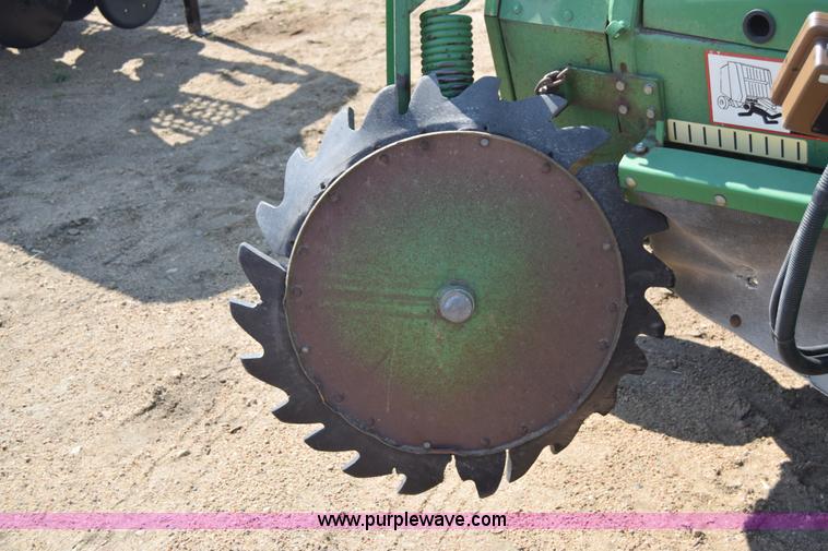 image for item H8619 1998 John Deere 566 round baler