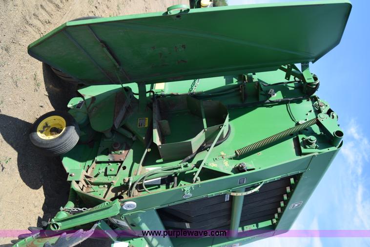 image for item H8619 1998 John Deere 566 round baler