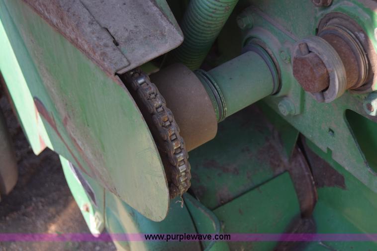 image for item H8619 1998 John Deere 566 round baler