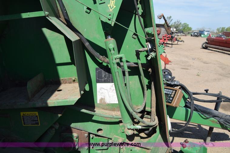 image for item H8619 1998 John Deere 566 round baler