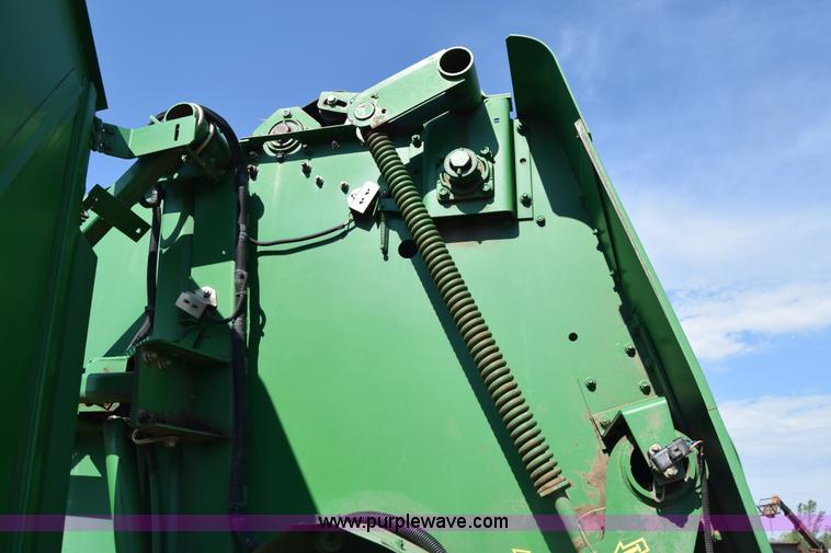 image for item H8619 1998 John Deere 566 round baler