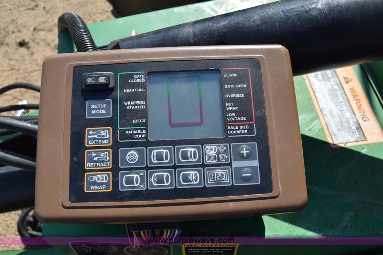 image for item H8619 1998 John Deere 566 round baler