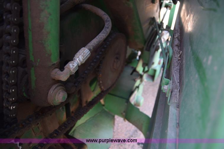 image for item H8619 1998 John Deere 566 round baler