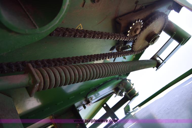 image for item H8619 1998 John Deere 566 round baler