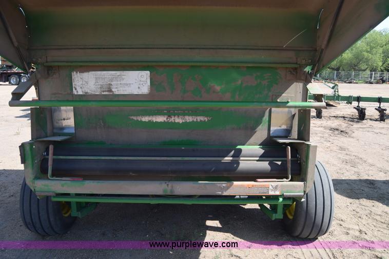 image for item H8619 1998 John Deere 566 round baler