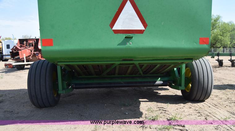 image for item H8619 1998 John Deere 566 round baler