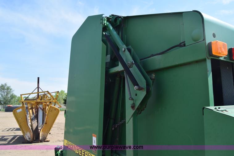 image for item H8619 1998 John Deere 566 round baler