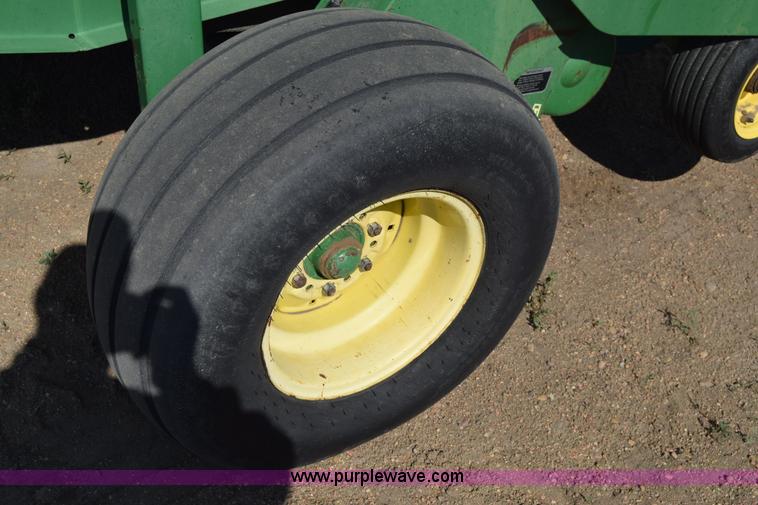 image for item H8619 1998 John Deere 566 round baler