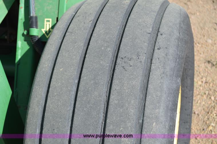 image for item H8619 1998 John Deere 566 round baler