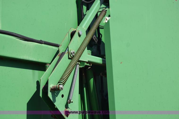 image for item H8619 1998 John Deere 566 round baler