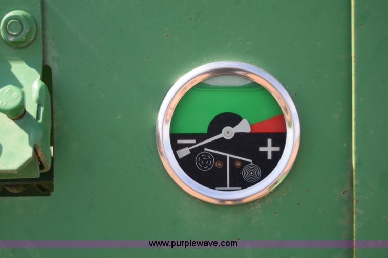 image for item H8619 1998 John Deere 566 round baler