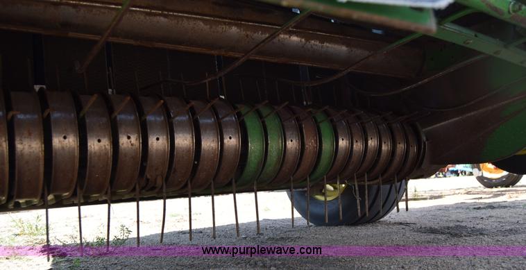 image for item H8619 1998 John Deere 566 round baler