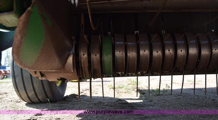 image for item H8619 1998 John Deere 566 round baler