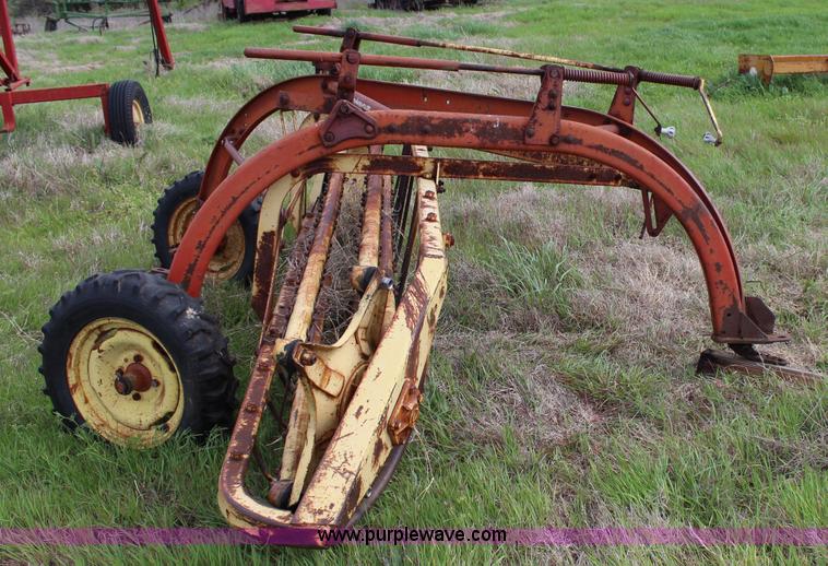 image for item I1738 New Holland 258 hay rake